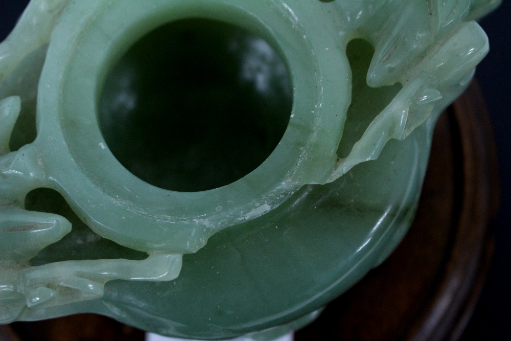 A CHINESE JADEITE URN AND COVER with dragons head mounts and ring handles, 15cm wide - Image 3 of 4