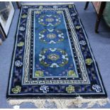 A 20TH CENTURY CHINESE WOOLLEN PATTERNED RUG 170cm x 90cm