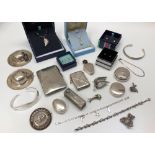 A COLLECTION OF SILVER AND WHITE METAL JEWELLERY to include a silver cigarette case of rectangular