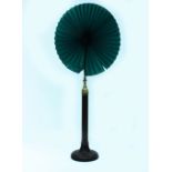 A VICTORIAN TELESCOPIC DECORATIVE FAN SCREEN/STAND with green silk fan, 27cm high