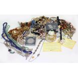 A SELECTION OF COSTUME JEWELLERY AND SILVER JEWELLERY to include brooches, simulated pearls, pendant