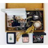 A SMALL WOODEN JEWELLERY CASKET and contents therein to include costume jewellery such as brooches,