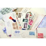 A SMALL COLLECTION OF LATE 19TH AND EARLY 20TH CENTURY FIRST DAY COVERS AND LOOSE STAMPS to