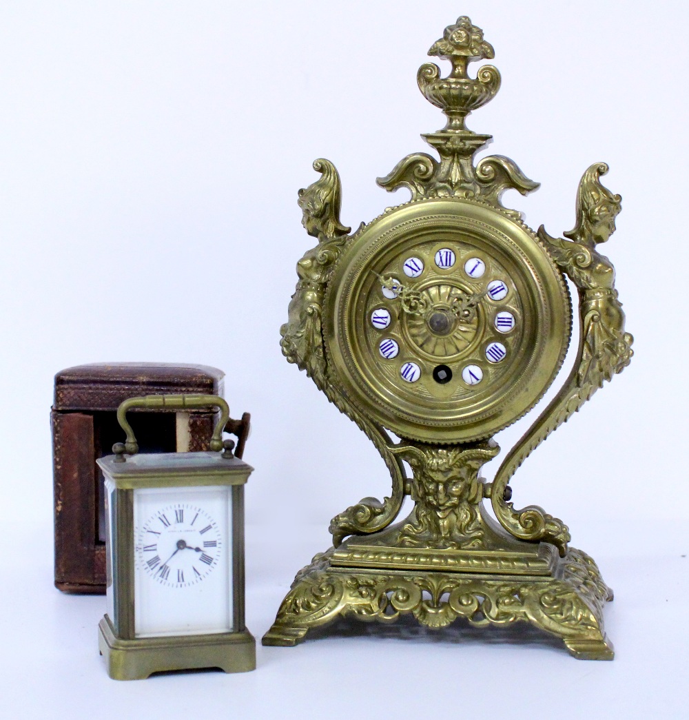 A LATE 19TH / EARLY 20TH CENTURY MINIATURE BRASS CARRIAGE TIMEPIECE 7cm in height x 5cm wide in a