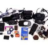 A QUANTITY OF VINTAGE CAMERAS to include a Voighander Vito camera, various compact cameras to