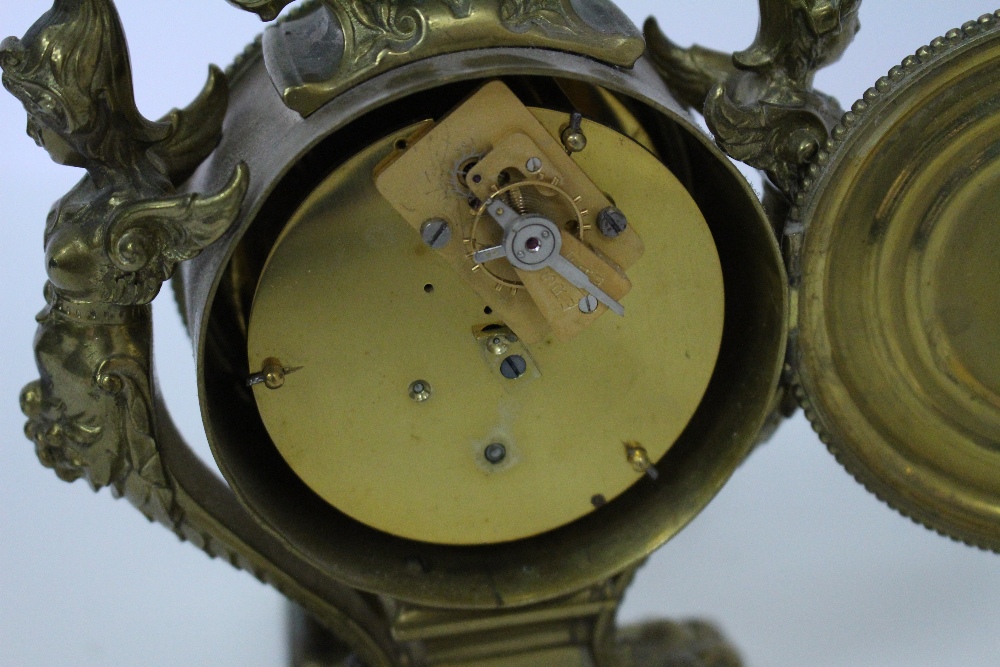 A LATE 19TH / EARLY 20TH CENTURY MINIATURE BRASS CARRIAGE TIMEPIECE 7cm in height x 5cm wide in a - Image 3 of 3