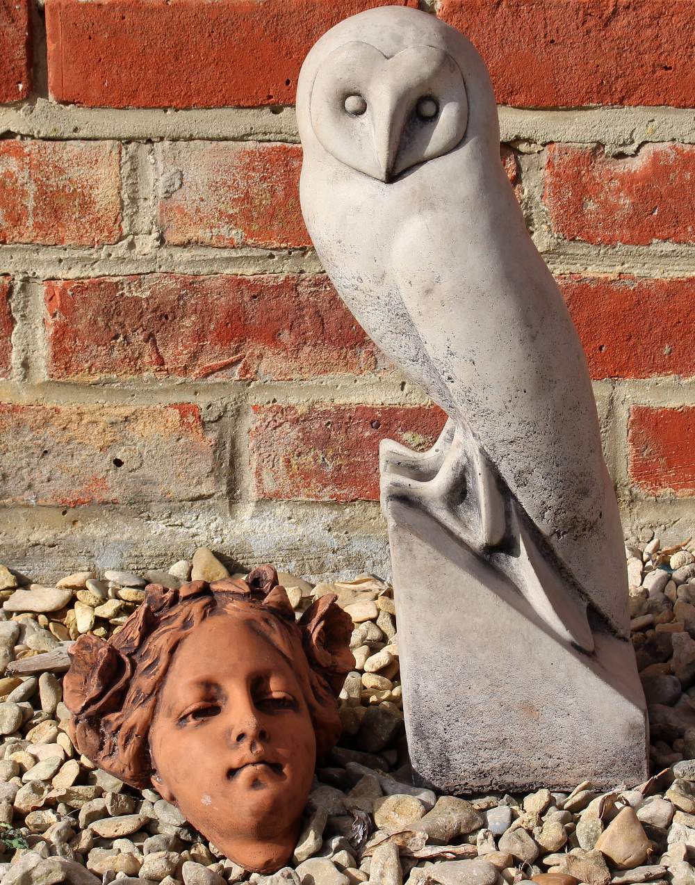 A SMALL CAST RECONSTITUTED STONE SCULPTURE of a barn owl 40cm high together with a small