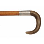 AN EARLY 20TH CENTURY HORN HANDLED WALKING CANE with silver collar and malacca shaft, 91cm