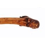 A LATE 19TH/EARLY 20TH CENTURY FOLK ART BRIAR WALKING CANE the handle carved as a bust of Robert