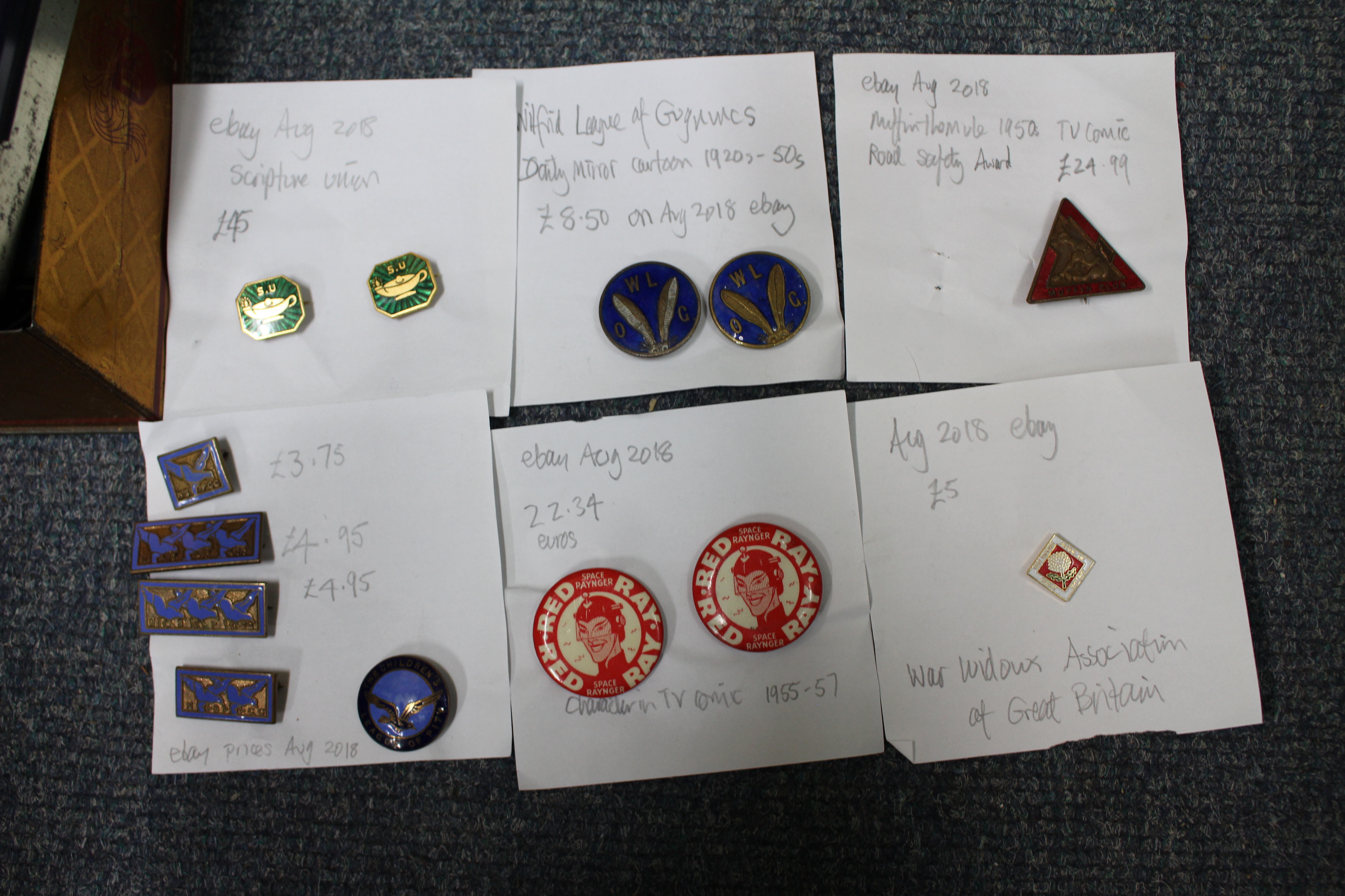 A COLLECTION OF VARIOUS ITEMS to include a collection of enamel badges from various hospitals to - Image 5 of 6