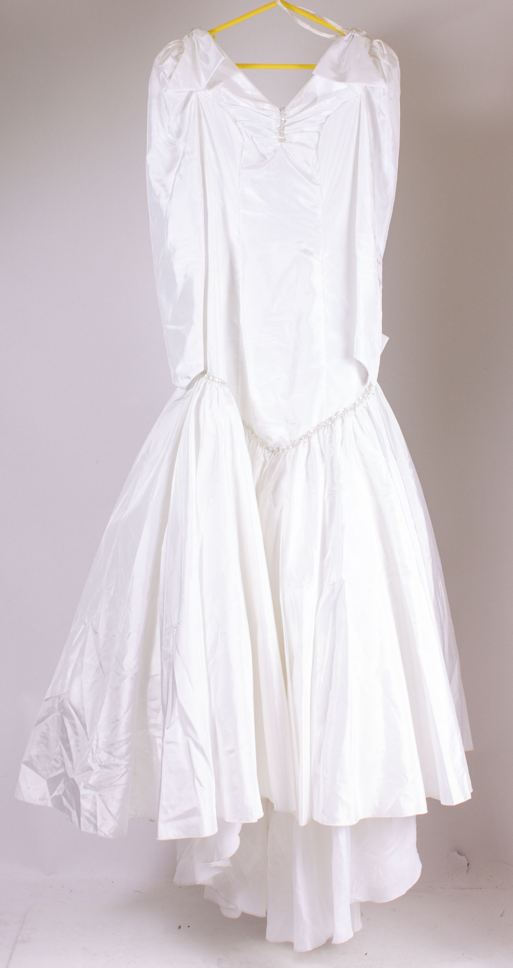 A LADIES VINTAGE 1980'S HAND MADE WEDDING DRESS UK SIZE 8