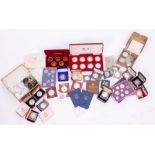 A COLLECTION OF SILVER AND BASE METAL COMMEMORATIVE COINAGE, CROWNS ETC to include a 1981 Royal