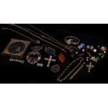 A SELECTION OF JEWELLERY to include a gilt metal mounted Scottish brooch inset with purple faceted