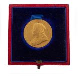 A QUEEN VICTORIA DIAMOND JUBILEE GOLD MEDALLION from 1897 with original case and paper envelope 2.