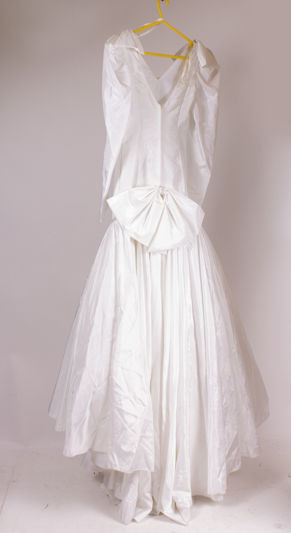 A LADIES VINTAGE 1980'S HAND MADE WEDDING DRESS UK SIZE 8 - Image 2 of 2