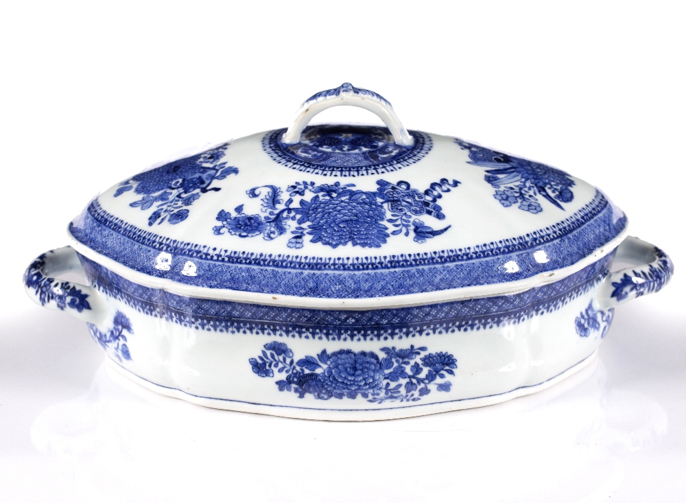 A Chinese blue and white porcelain tureen Qianlong decorated in the Fitzhugh pattern, 32cm x 21cm