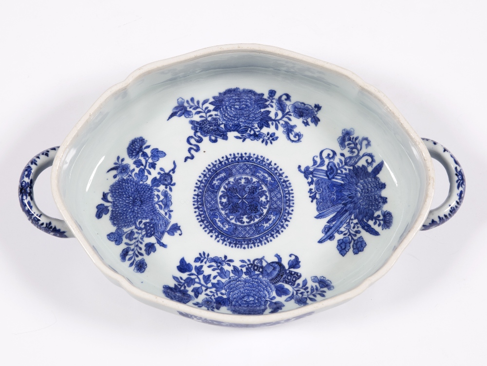 A Chinese blue and white porcelain tureen Qianlong decorated in the Fitzhugh pattern, 32cm x 21cm - Image 2 of 2