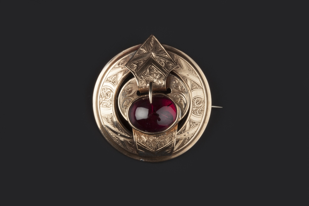 A COLLECTION OF ANTIQUE AND LATER JEWELLERY, comprising a a Victorian garnet set buckle brooch,