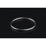 AN 18CT WHITE GOLD BANGLE, of plain continuous form, with Birmingham hallmark, inner diameter 6.2cm