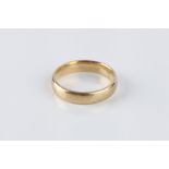 AN 18CT GOLD WEDDING BAND, of court section profile, ring size L½