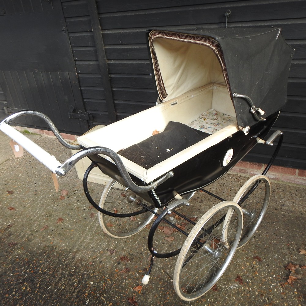 A mid 20th century Silver Cross pram - Image 10 of 13