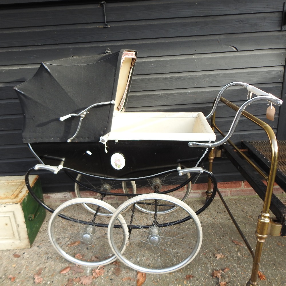 A mid 20th century Silver Cross pram - Image 11 of 13