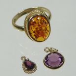 A 9 carat gold amber ring,