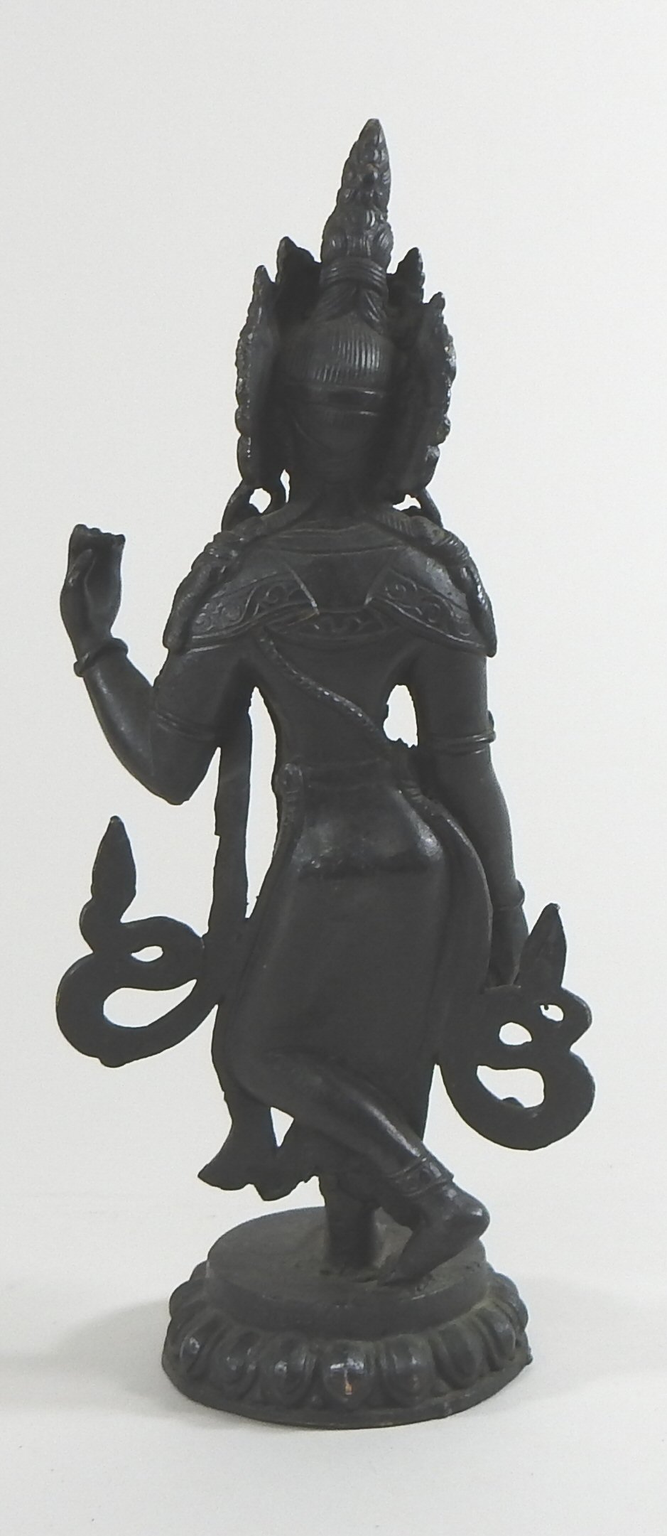 An Indian bronze figure of a deity, shown standing, on a circular base, - Image 4 of 4