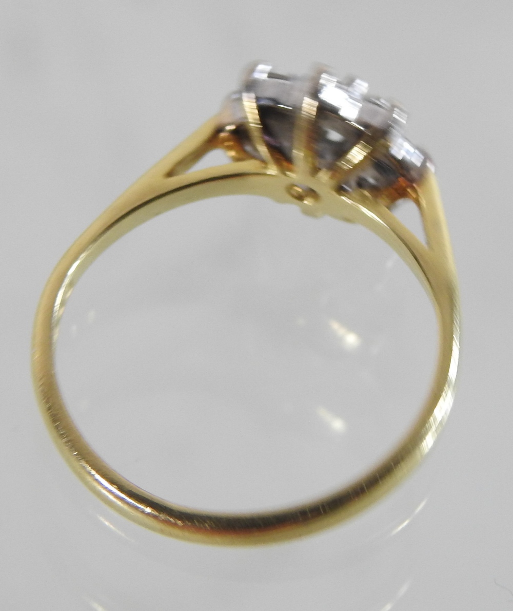 An 18 carat gold diamond cluster ring - Image 3 of 6