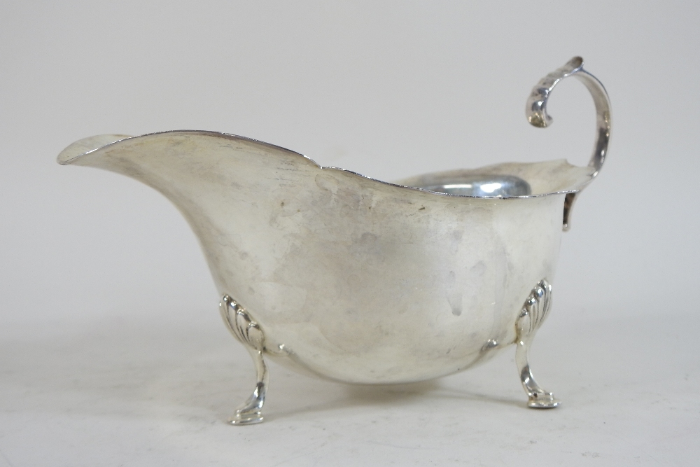 An early 20th century silver sauce boat, of helmet shape, on cabriole legs, Birmingham 1913, - Image 5 of 9