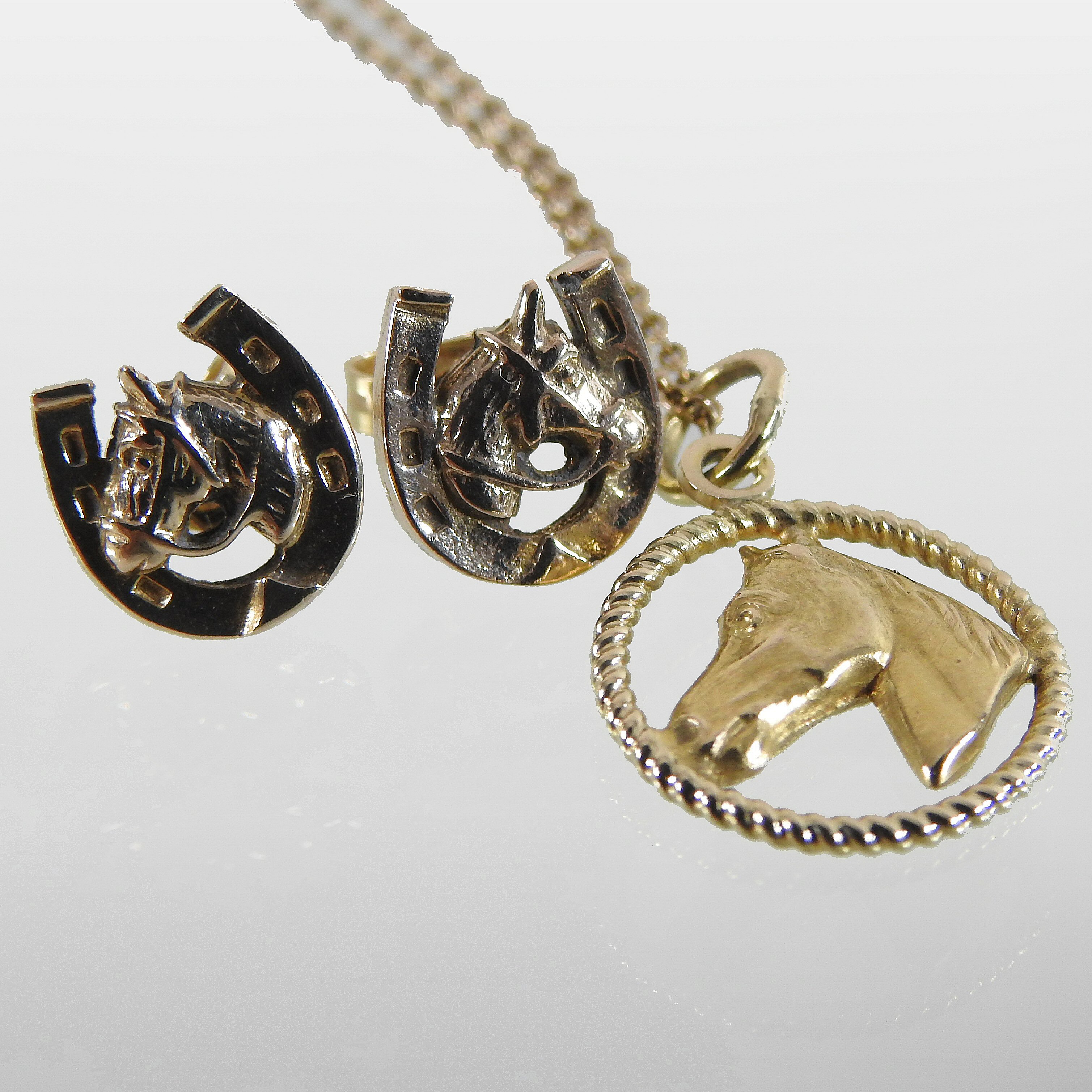 A 14 carat gold pendant, in the form of a horse's head, on an unmarked chain,