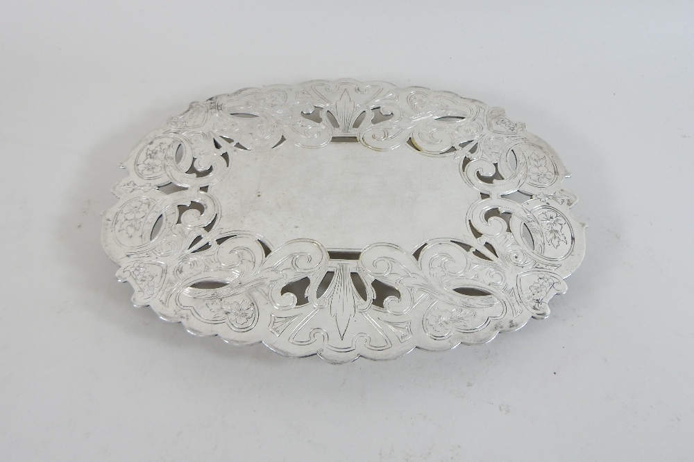 An American silver plated stand, of pierced scrolled design, stamped Wallace 3710, 22cm, - Image 4 of 15