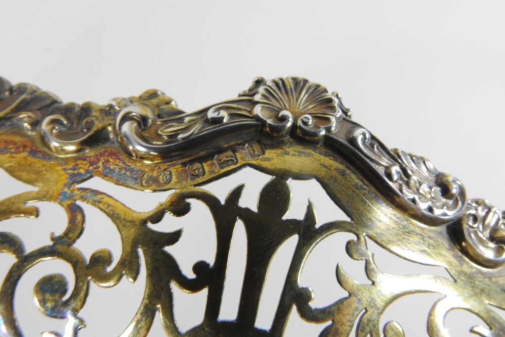 An Edwardian silver gilt cake basket, of pierced scalloped shape, with a swing handle, - Image 3 of 6