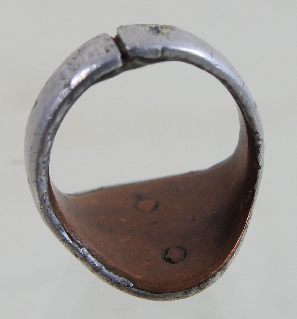 A World War I aluminium and copper signet ring, inscribed 31/316 Zeppelin L.15. - Image 3 of 3