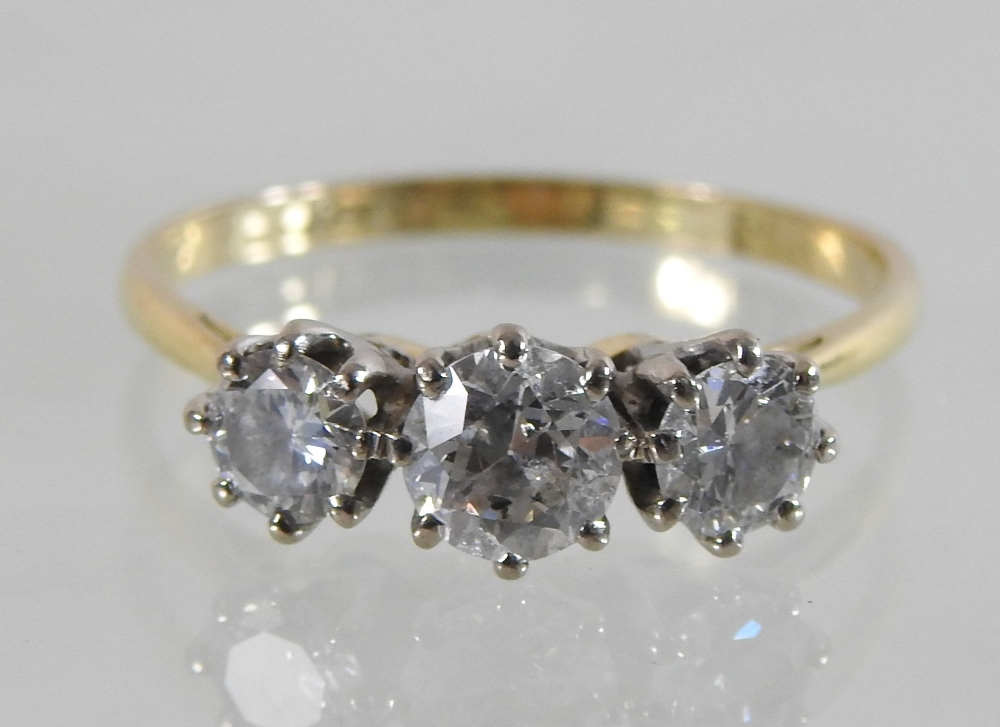 An 18 carat gold diamond three stone ring, approx 1. - Image 4 of 6