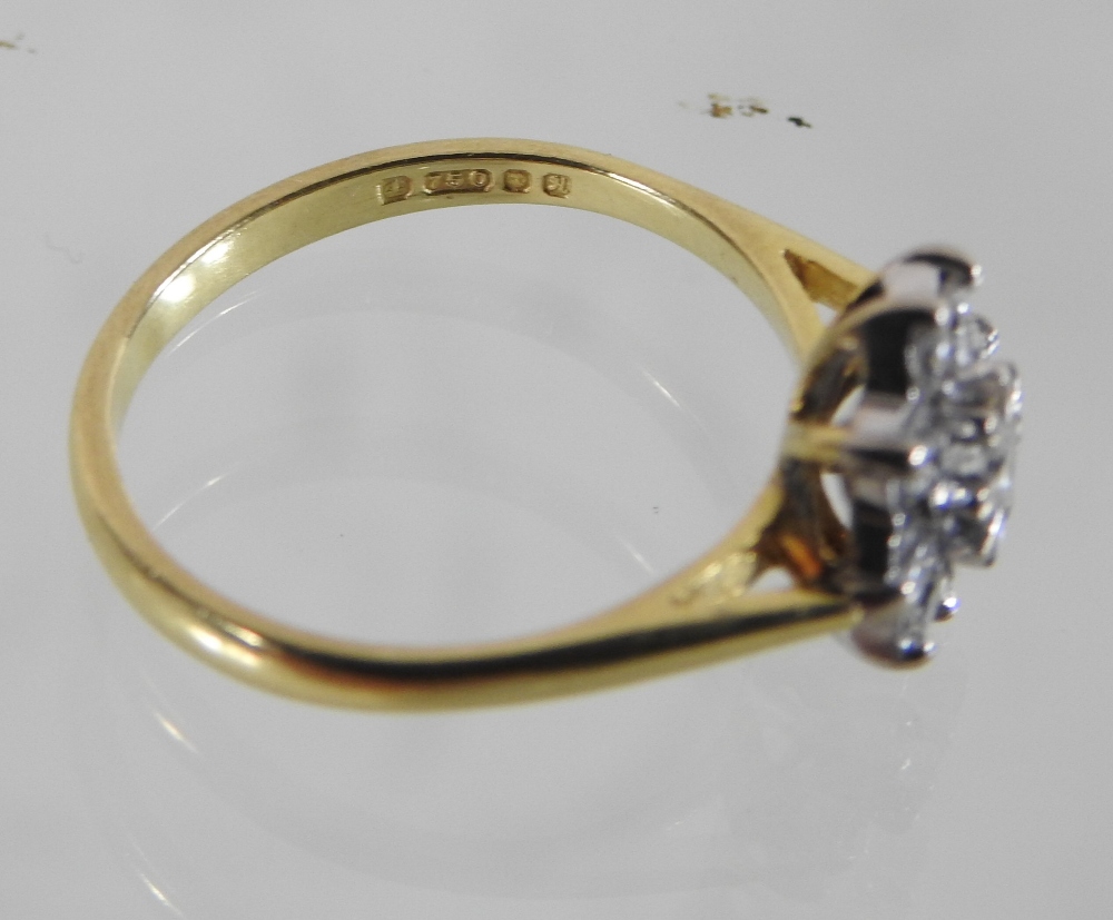 An 18 carat gold diamond cluster ring - Image 2 of 6