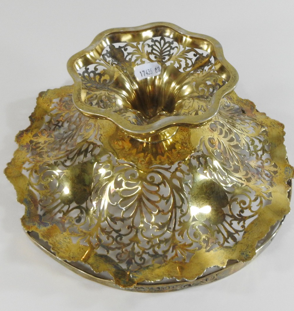 An Edwardian silver gilt cake basket, of pierced scalloped shape, with a swing handle, - Image 4 of 6