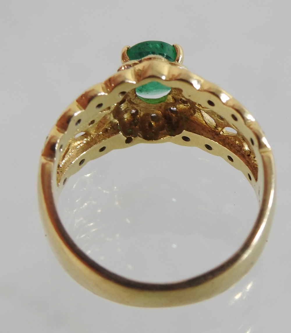 An 18 carat gold emerald and diamond cluster ring - Image 3 of 7