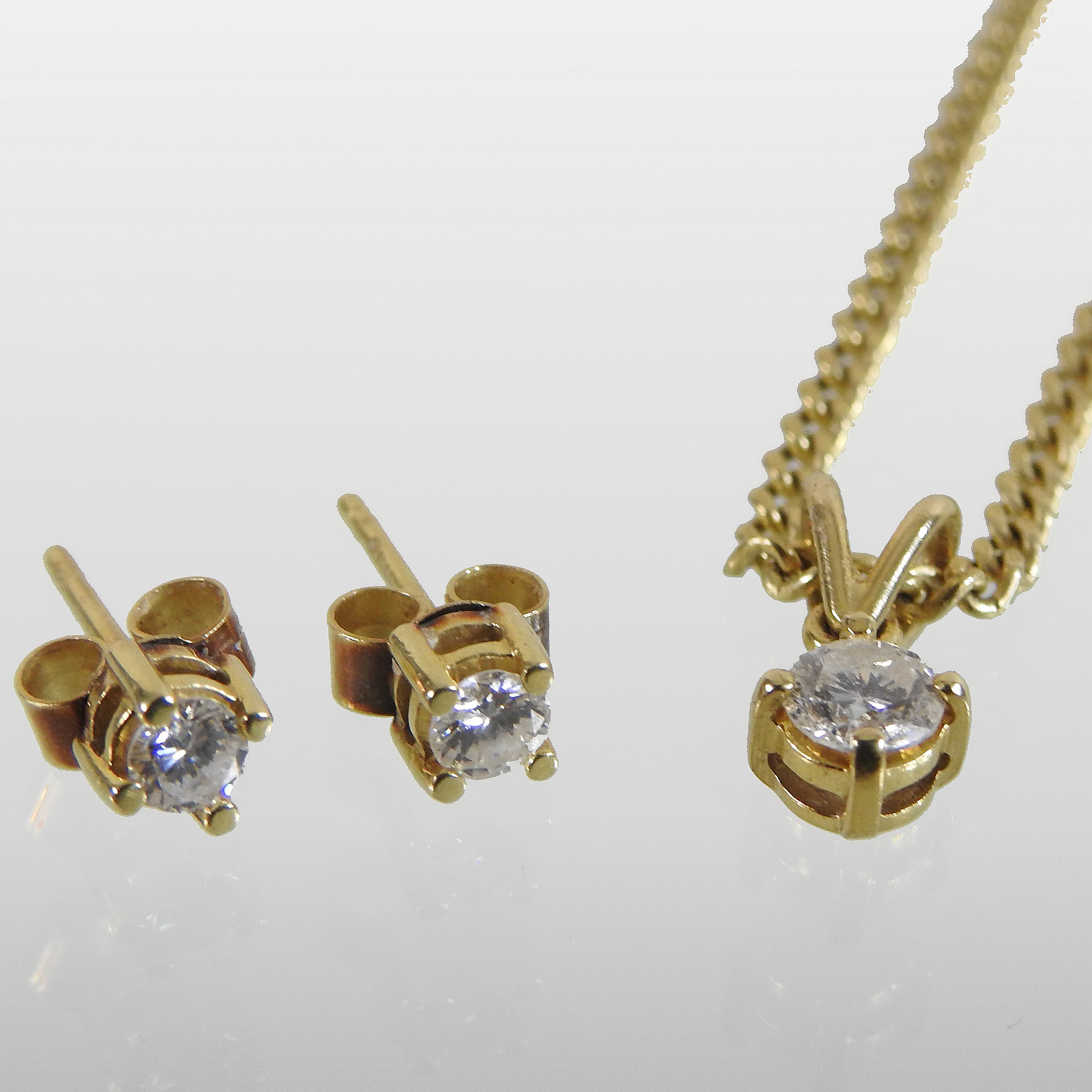 An 18 carat gold curb link necklace, with a single stone diamond pendant, 20cm,