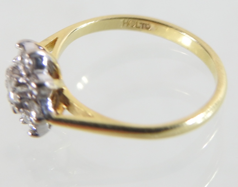 An 18 carat gold diamond cluster ring - Image 6 of 6