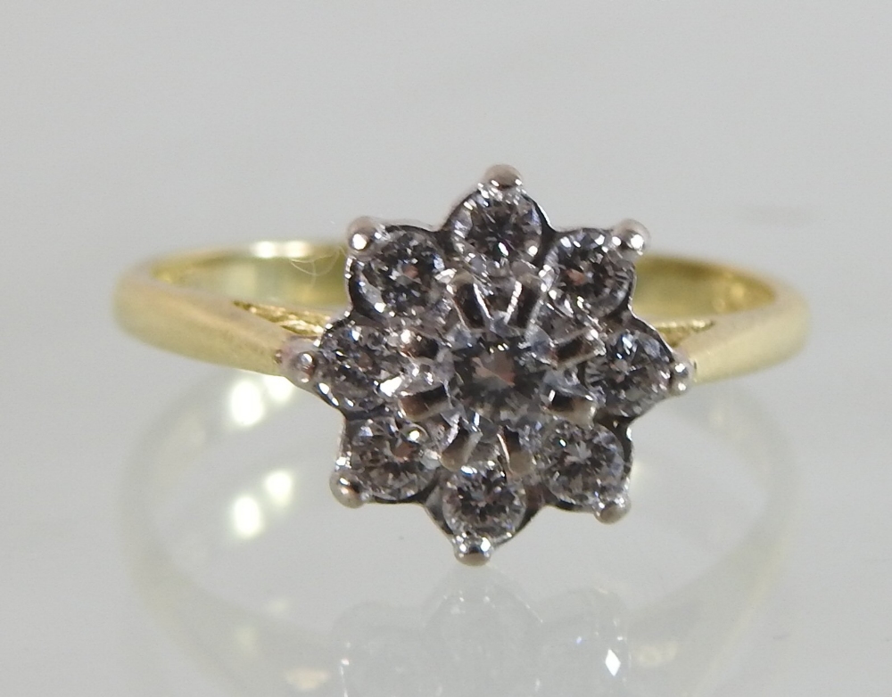 An 18 carat gold diamond cluster ring - Image 4 of 6