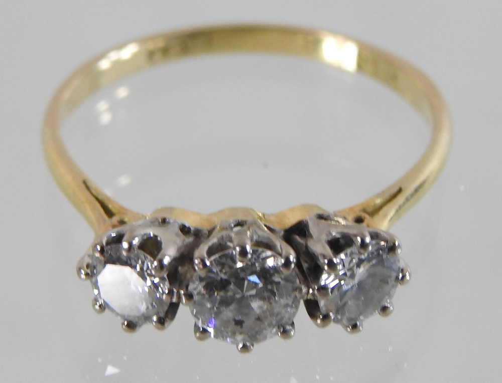 An 18 carat gold diamond three stone ring, approx 1. - Image 5 of 6