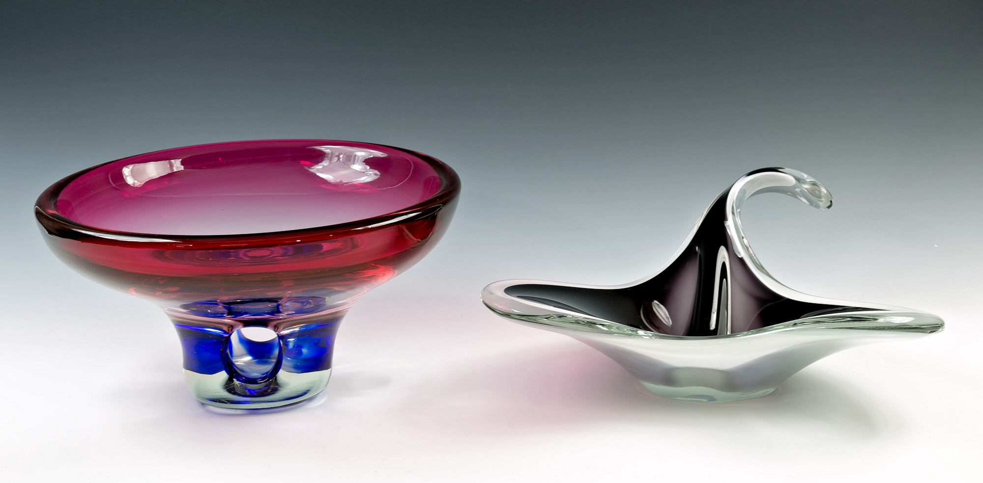 A Flygsfors Coquille cased glass bowl, dated 1960, designed by Paul Kedelv, of stylised ray form, in