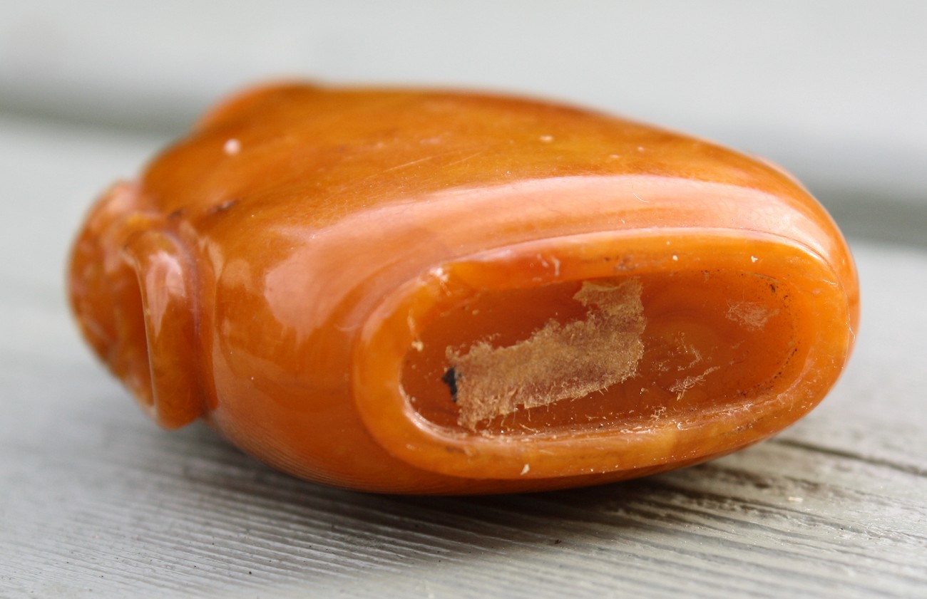 A Chinese egg yolk amber snuff bottle, 18th / 19th century, rounded straight sided form, relief - Image 5 of 11