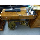 A mahogany 20th century sofa table.