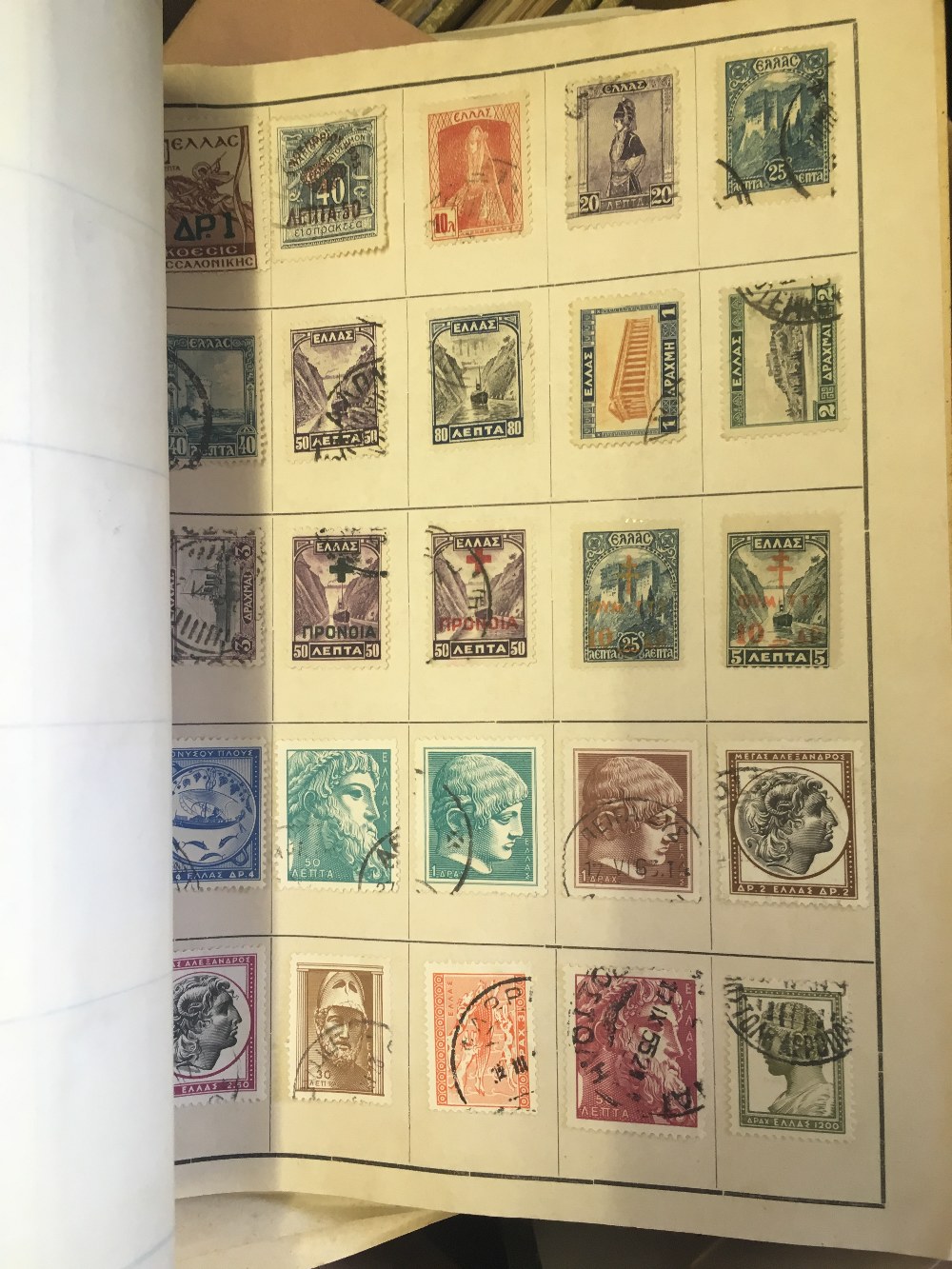 STAMPS : Mixed All World collection in v - Image 2 of 4