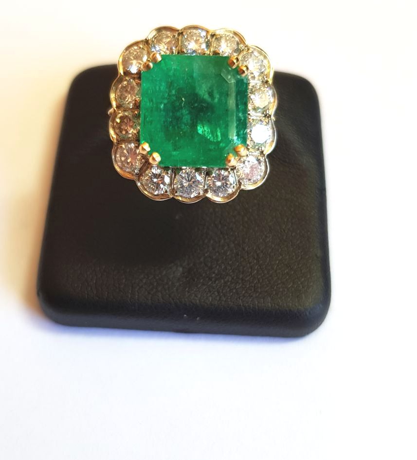 Columbian Emerald Center Stone Diamond Ring with Further Diamond Surround Decoration Centre