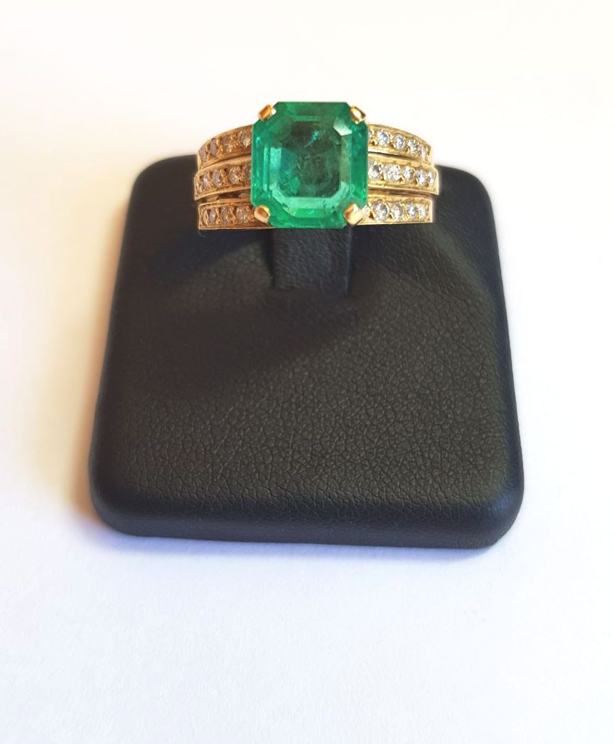 Fine Columbian Emerald Centre Stone Diamond Ring c1960s Mounted on 18 Carat Gold Approximate Emerald