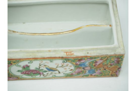 A CHINESE FAMILLE ROSE BOX AND COVER, CANTON, 19TH CENTURY - Image 4 of 4