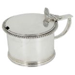 A GEORGE IV SILVER MUSTARD POT, ABSTAINANDO KING, LONDON, 1828 drum-shaped, applied reed and ovolo